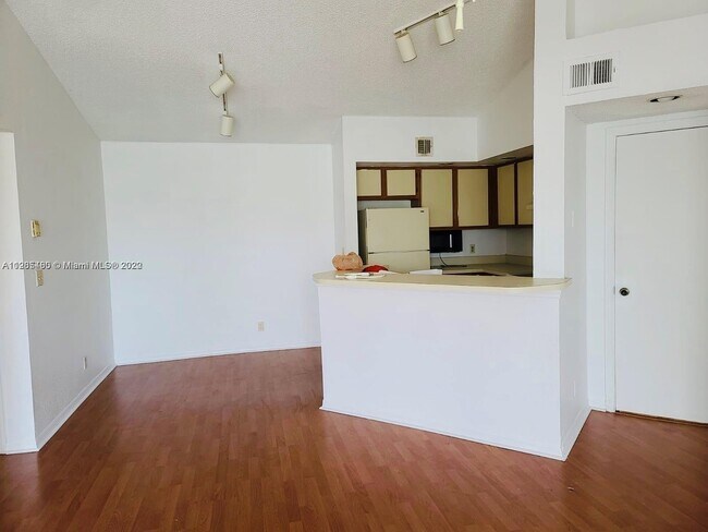 Building Photo - 3300 Pinewalk Dr N