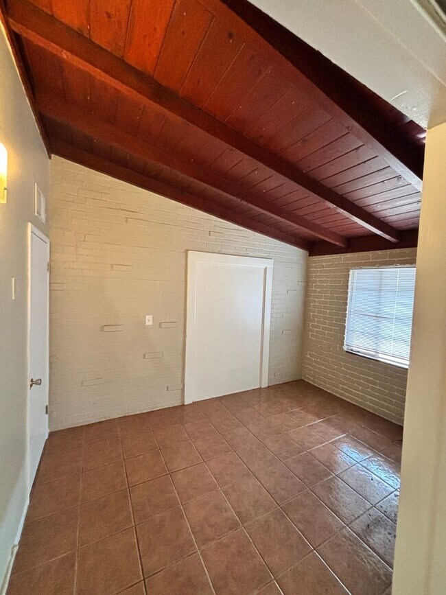 Foto del edificio - Available Now!