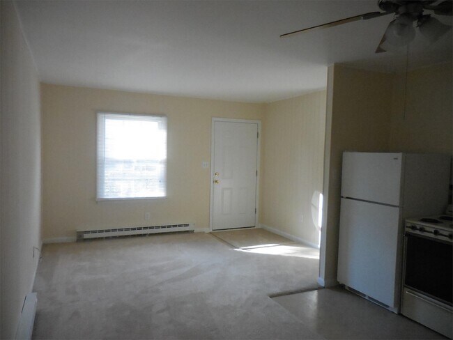 Building Photo - 301 Strawberry Ln