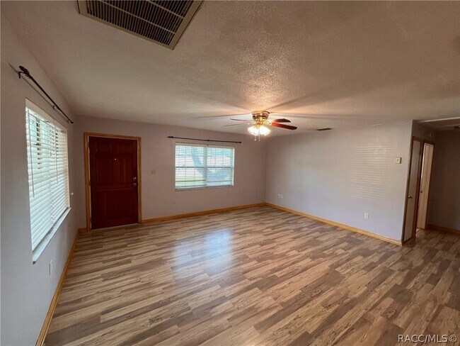 Foto del edificio - 7660 W Tropical Ln