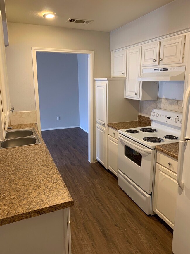 Building Photo - 417-421 Gardenview