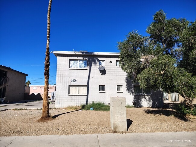 Building Photo - 2929 Elm Ave