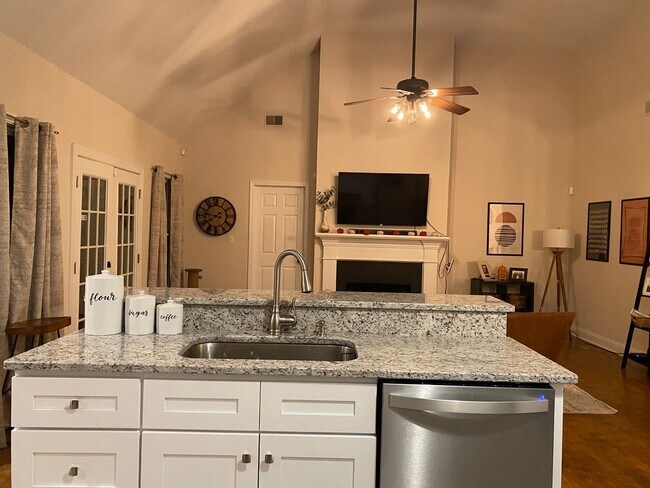 Building Photo - Eastside Three Bedroom Available for Rent July 2026