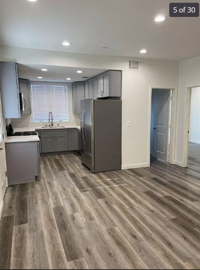 Foto del edificio - 2411 1/2 Ridgeley Dr