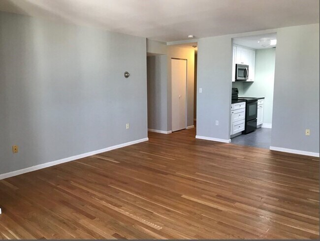 Building Photo - 218 Thorndike St