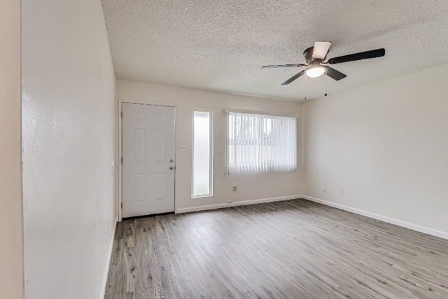 Building Photo - 1009 Mira Loma Dr