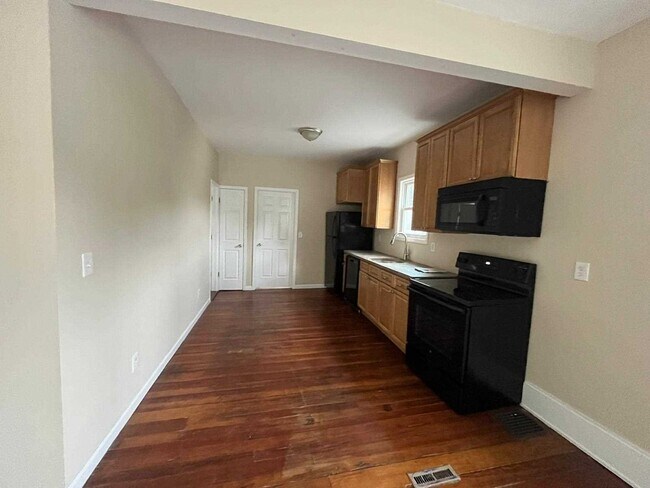 Building Photo - 82 N Hamilton St