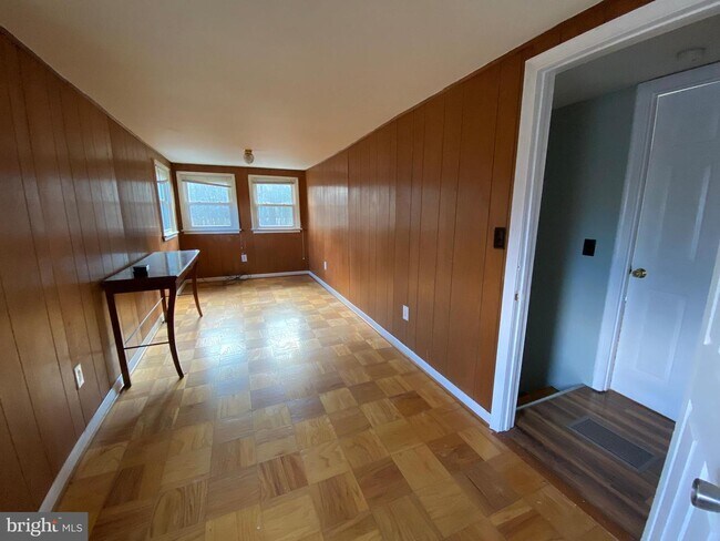 Foto del edificio - 15367 Round Hill Rd