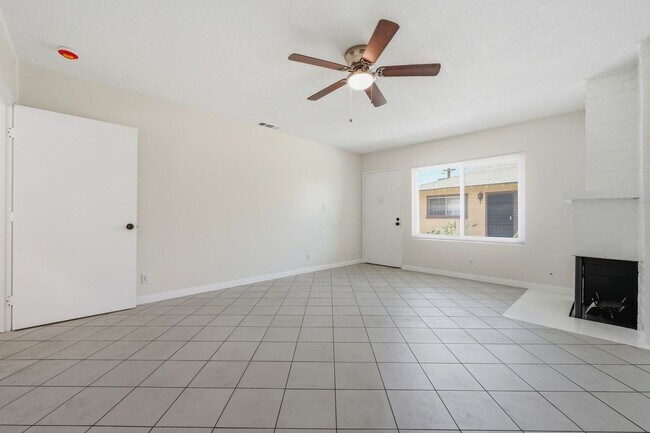 Foto del edificio - Stunning Single Story Condo in Gated Community - Just Refinished!