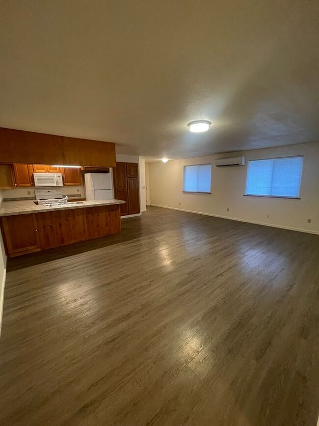 Building Photo - Convieniently located charming duplex with modern updates!