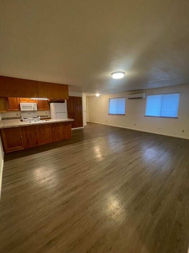 Foto del edificio - Convieniently located charming duplex with modern updates!