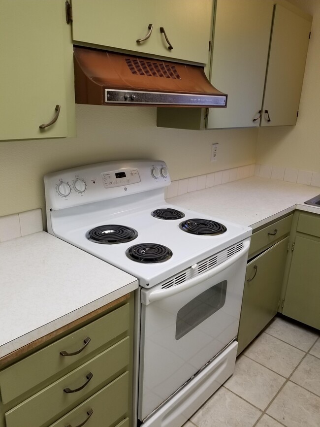 LOTS OF COUNTER SPACE - 511 Constitution Ave S