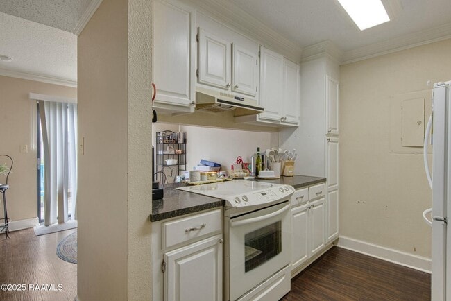 Building Photo - 110 W Bayou Pkwy