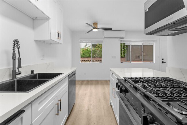 Foto del edificio - 1021 N Edinburgh Ave