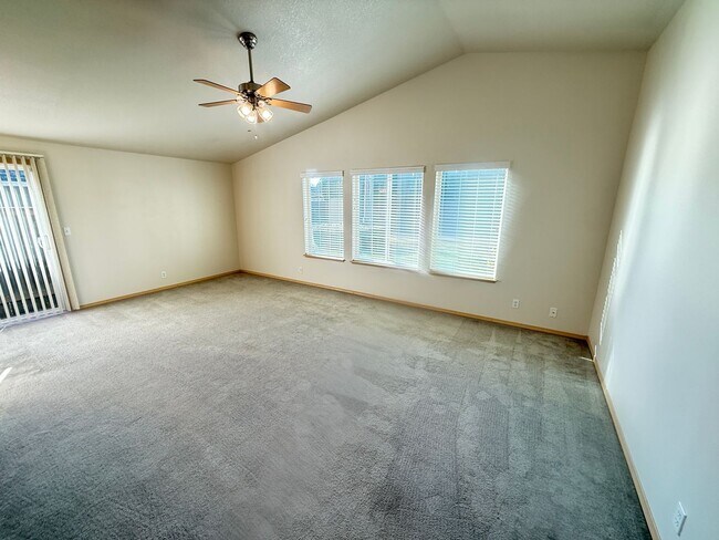 Foto del edificio - Updated 3 bedroom 2 bath house in Eugene! $500 OFF YOUR FIRST MONTH'S RENT!