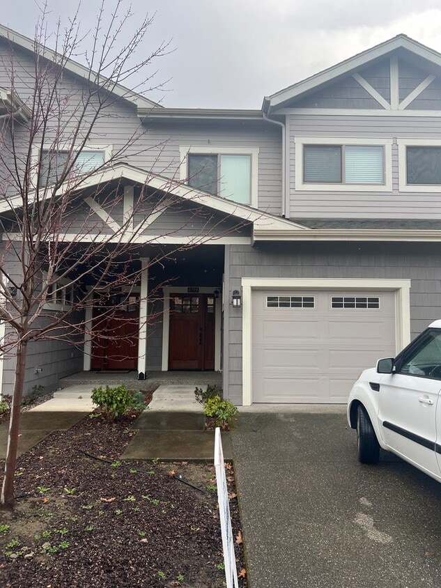 Foto principal - 2 Bedroom 2.5 Bath Townhome in desirable C...