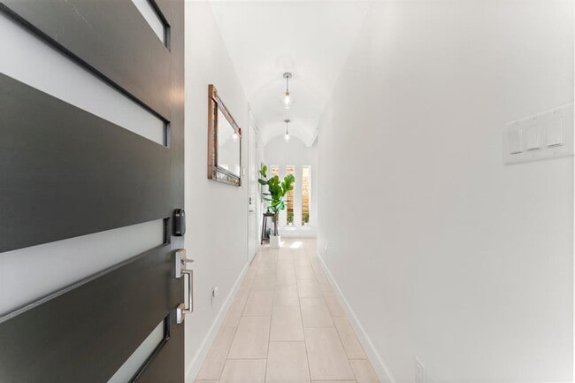 Building Photo - 708 Delano St