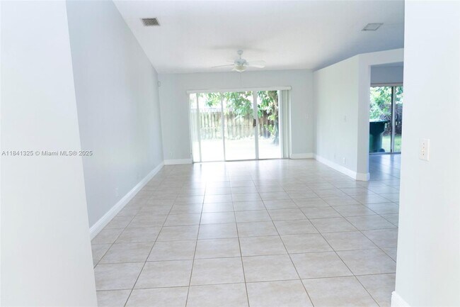 Foto del edificio - 9012 SW 20th Pl.
