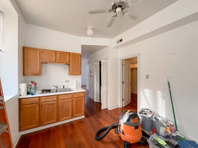 Foto del edificio - 2213 N Seeley Ave