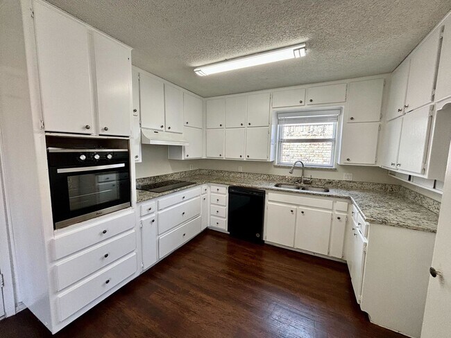 Building Photo - 3 Rooms 2 Baths Home Ready To Move In.