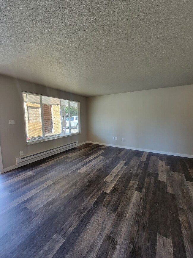 Building Photo - Cozy 2 bedroom 1 bath, newly remodeled and...