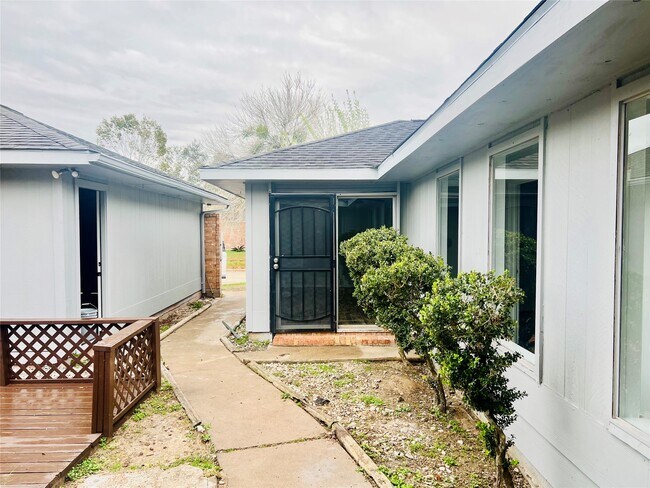 Building Photo - 13114 Benford Dr