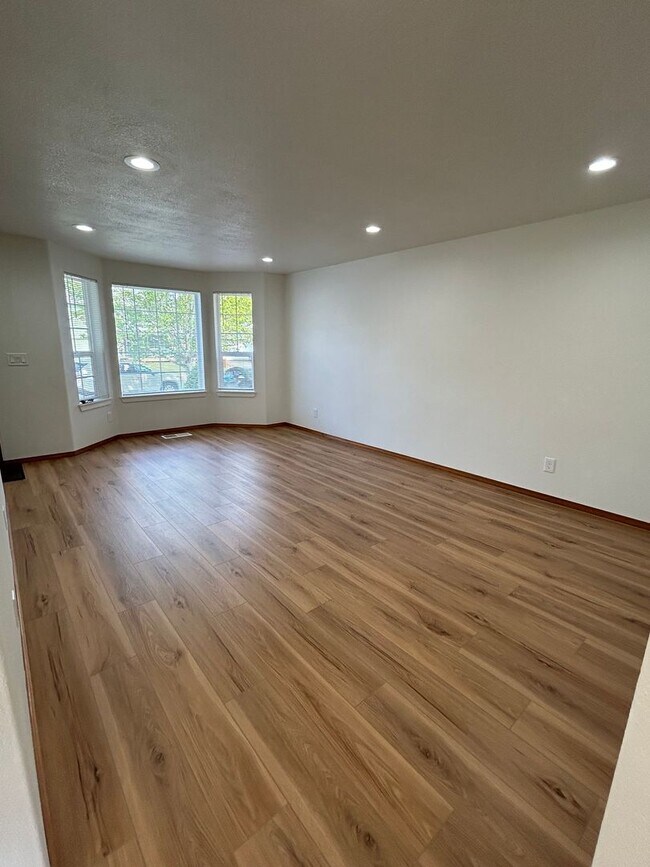 Foto del edificio - Newly Remodeled 4B/2.5Ba in East Vancouver!