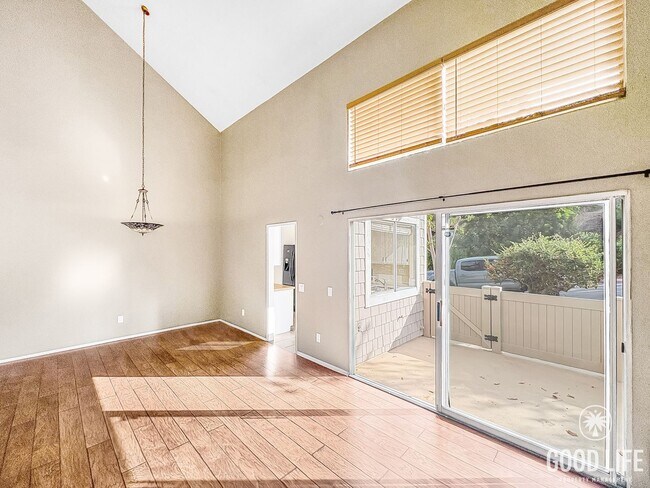 Foto del edificio - Beautiful 2B/2BA Townhouse with Attached 2...