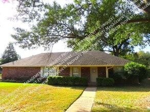 Building Photo - 400 Raintree Dr Building Photo - 400 Raintree Dr