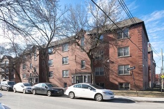 Building Photo - 4900 Av. Clanranald