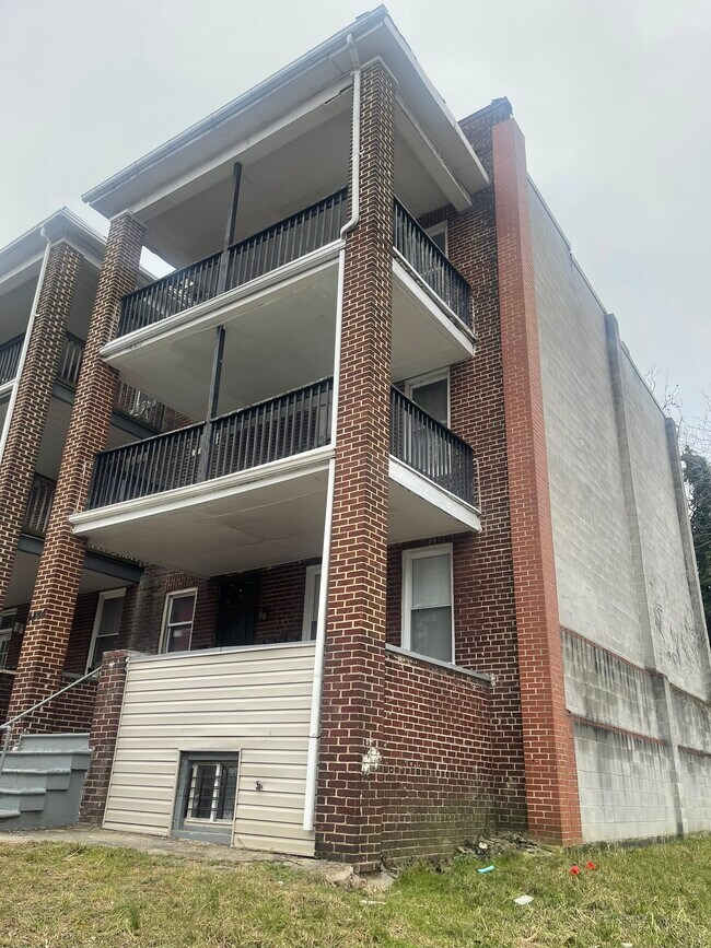 Building Photo - 2444 Callow Ave