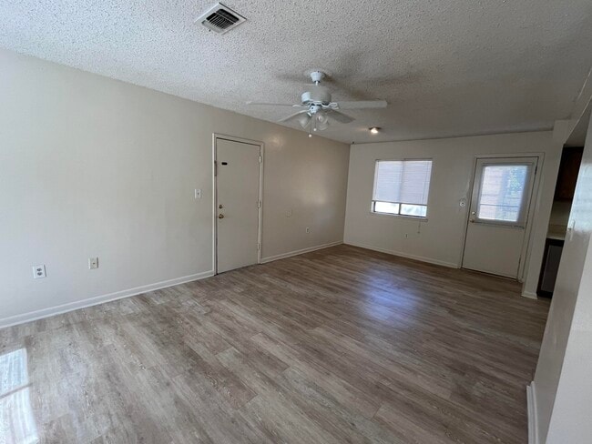 Building Photo - 841 Meadow Ln