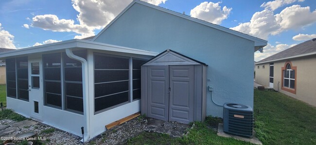 Building Photo - 2165 Redwood Cir