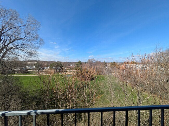 Photo du bâtiment - Huge Stacked Townhouse - 2 Bedrooms On A Park