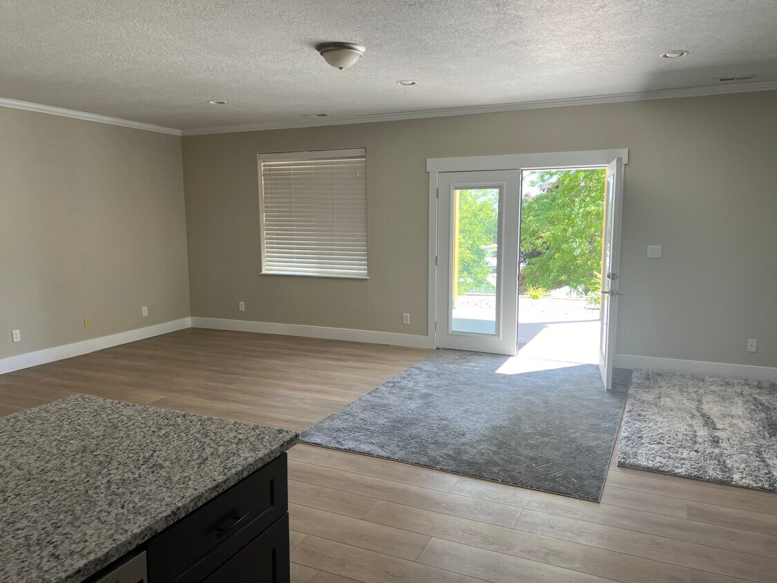 Primary Photo - 367 S Loafer View Dr