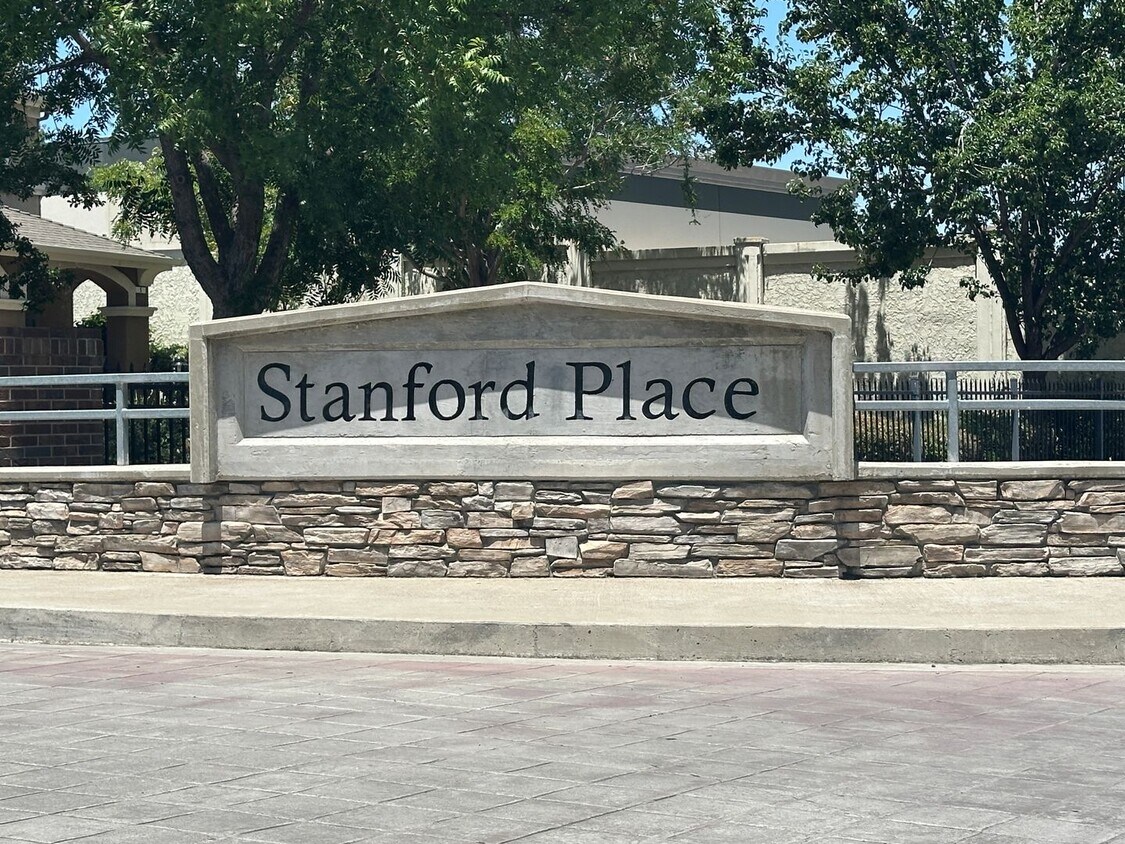 Building Photo - COMING SOON!!!! Beautiful Corner Unit in G...