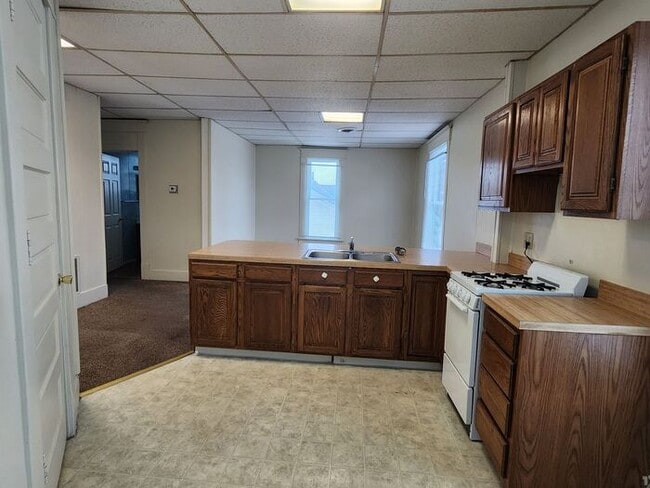 Building Photo - 2 Bedroom Upper Apartment