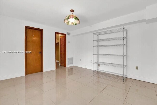 Foto del edificio - 437 Swan Ave
