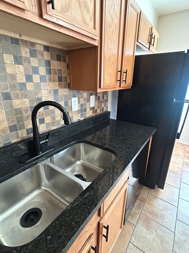 Building Photo - La Jolla Place Apartments