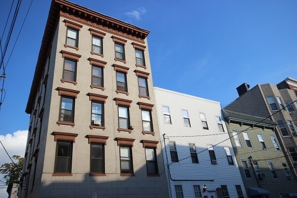 Building Photo - 333 Monroe St