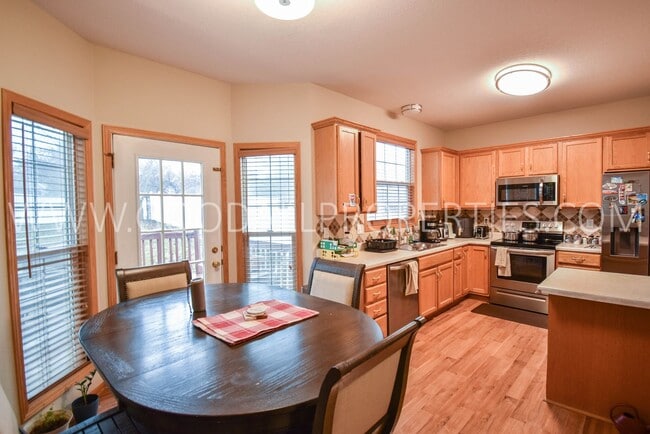 Building Photo - 4 Bedroom, 3.5 Bath Home in West Des Moines