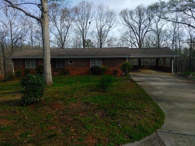 Building Photo - 450 Forest Rd