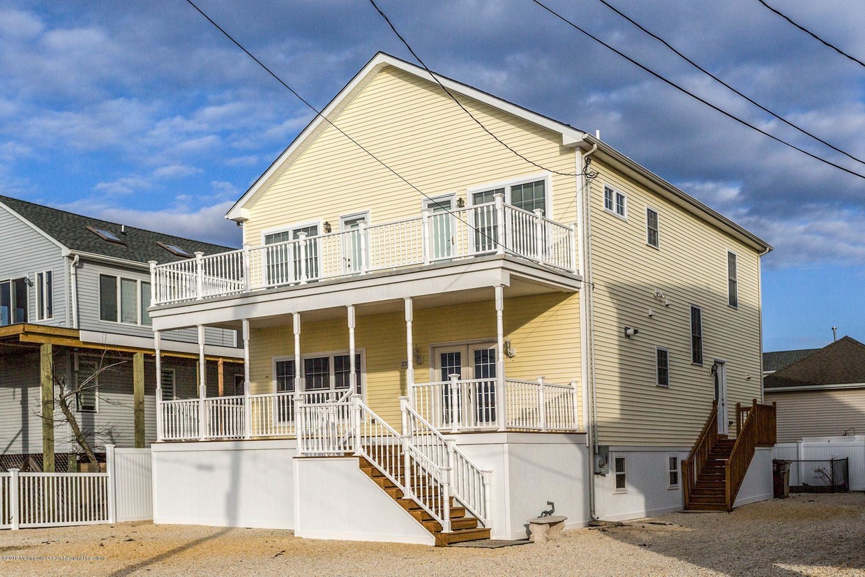 Primary Photo - 2310 S Bayview Ave