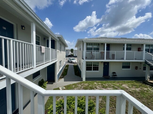 Building Photo - 1 Bedroom/1 Bathroom 1st floor condo at Pa...