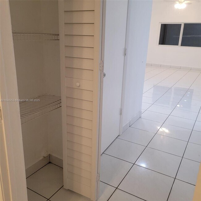 Foto del edificio - 9370 SW 24th St