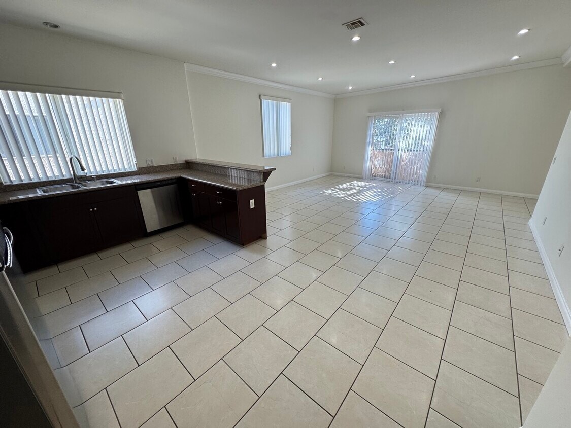 Foto principal - 6714 Balboa Blvd