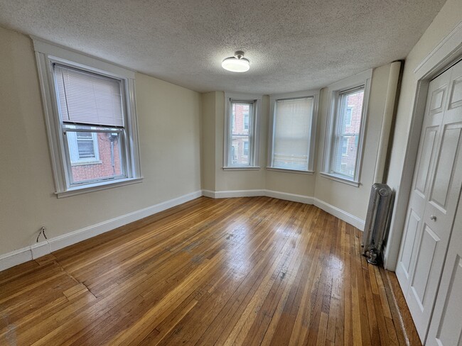Building Photo - 8 Barrows St
