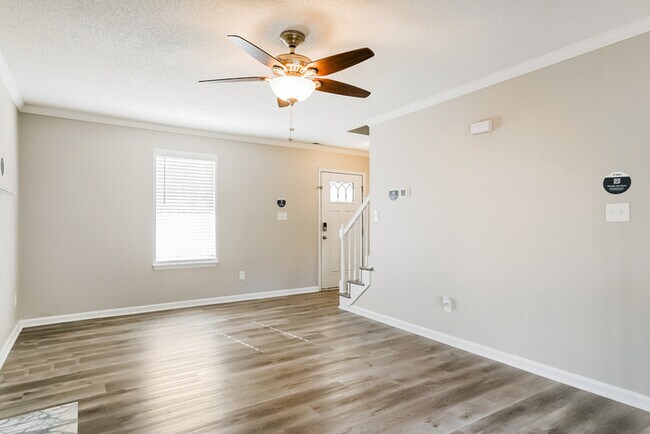 Foto del edificio - 300 Beech Hill Ct