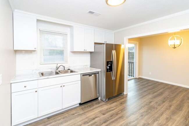Building Photo - 3 bd/1ba fenced in backyard 1400 Hunt Ct
