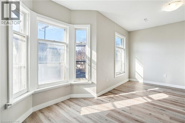 Building Photo - 633 Wilson St